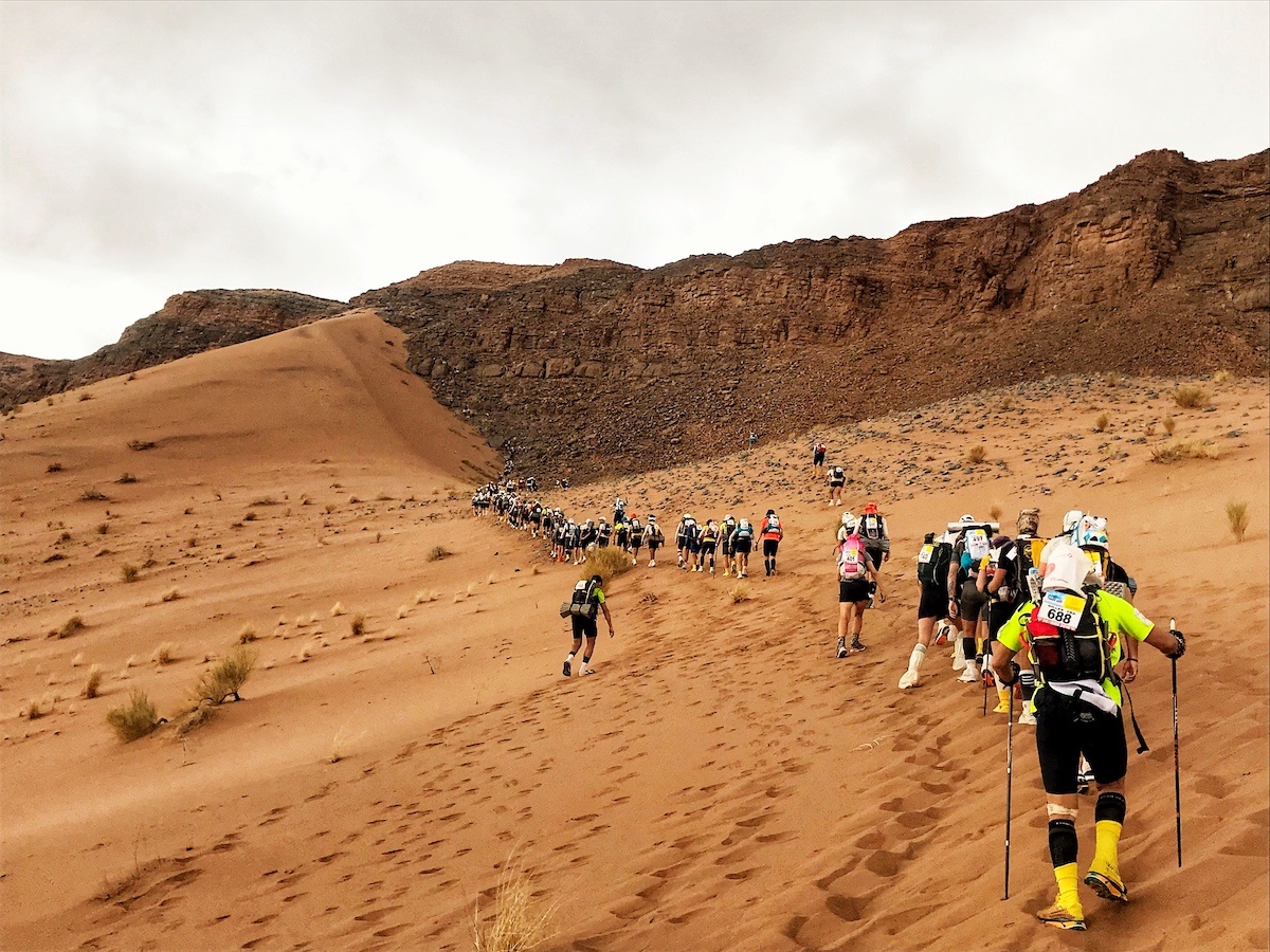 Marathon Des Sables Review: 6 Marathon/6 Days in The Sahara! | marathon des sables sand dunes A queue during Marathon des Sables