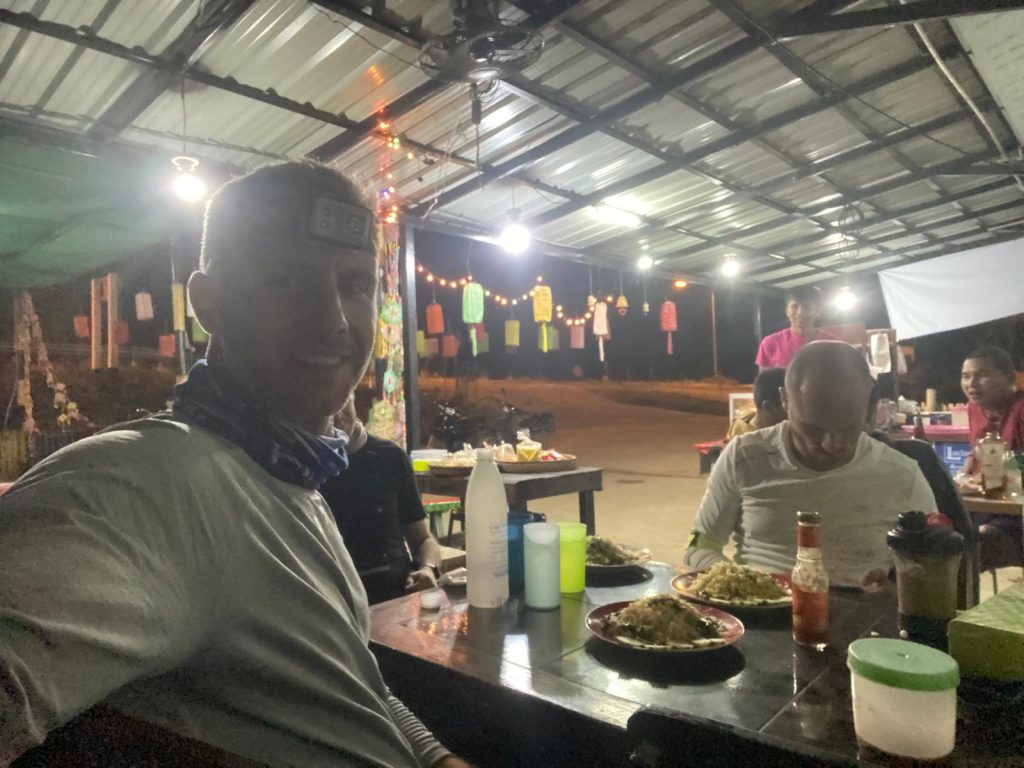 How To Run a 100 Miles Ultramarathon (And How I Did It) 6 Ultrarunners pose on their break