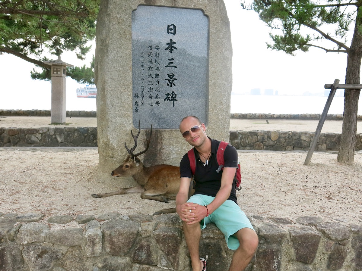 Feeding Deer in Nara, Japan That Bow! (Story & Guide) | nara deer Tourist poses with deer in national park