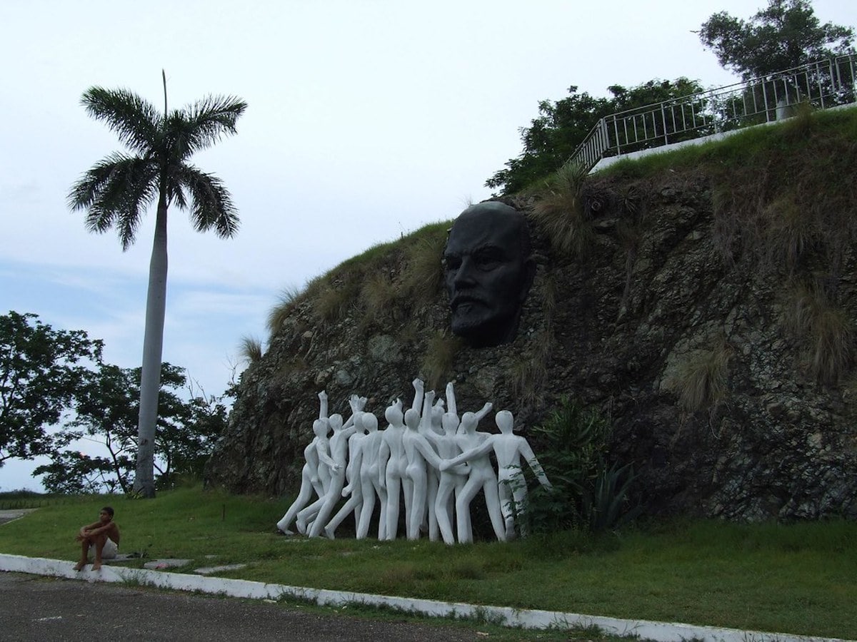 One Day in Havana Itinerary - Best Things To See & Do! | colina lenin Colina Lennin attribute" https://www.flickr.com/photos/7436379@N03