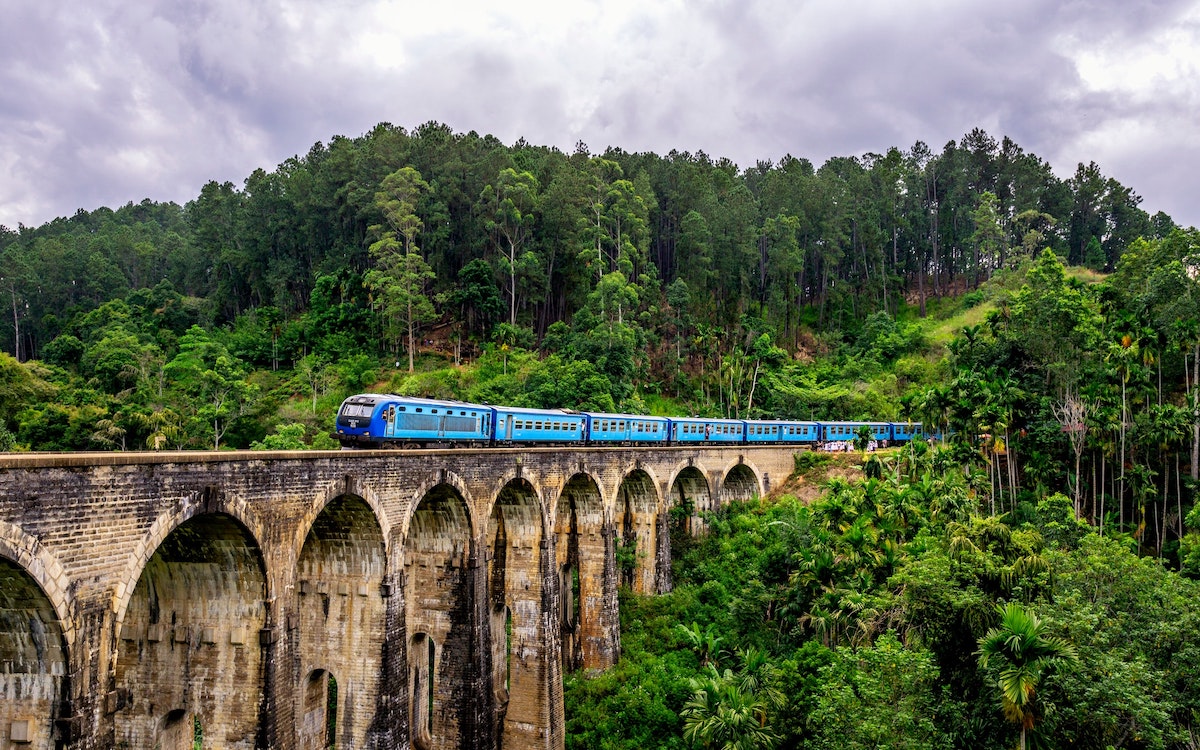 2 Weeks in Sri Lanka Itinerary For First-Timers | train from Kandy to Ella Kandy to Ella scenic train ride
