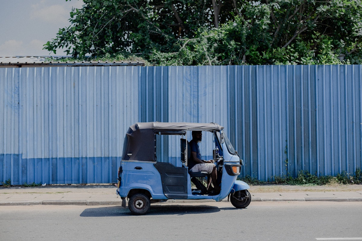 2 Weeks in Sri Lanka Itinerary For First-Timers | tuk tuk Colombo Sri Lanka A blue tuk tuk in Sri Lanka, Colombo