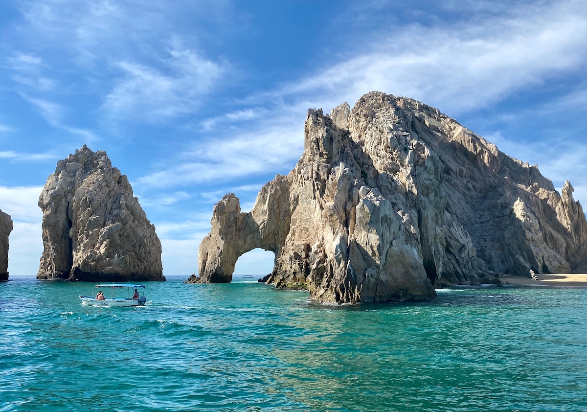 14 Best Things To Do in Los Cabos, Mexico! | Arch of Cabo San Lucas White rugged cliff formations in the sea