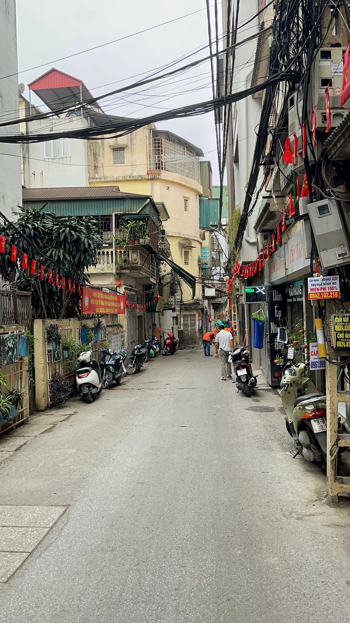 One Day in Hanoi Itinerary: No Transport Needed (Walking Only!) | Huu Tiep Lake entrance 1 1 Narrow side street in Hanoi