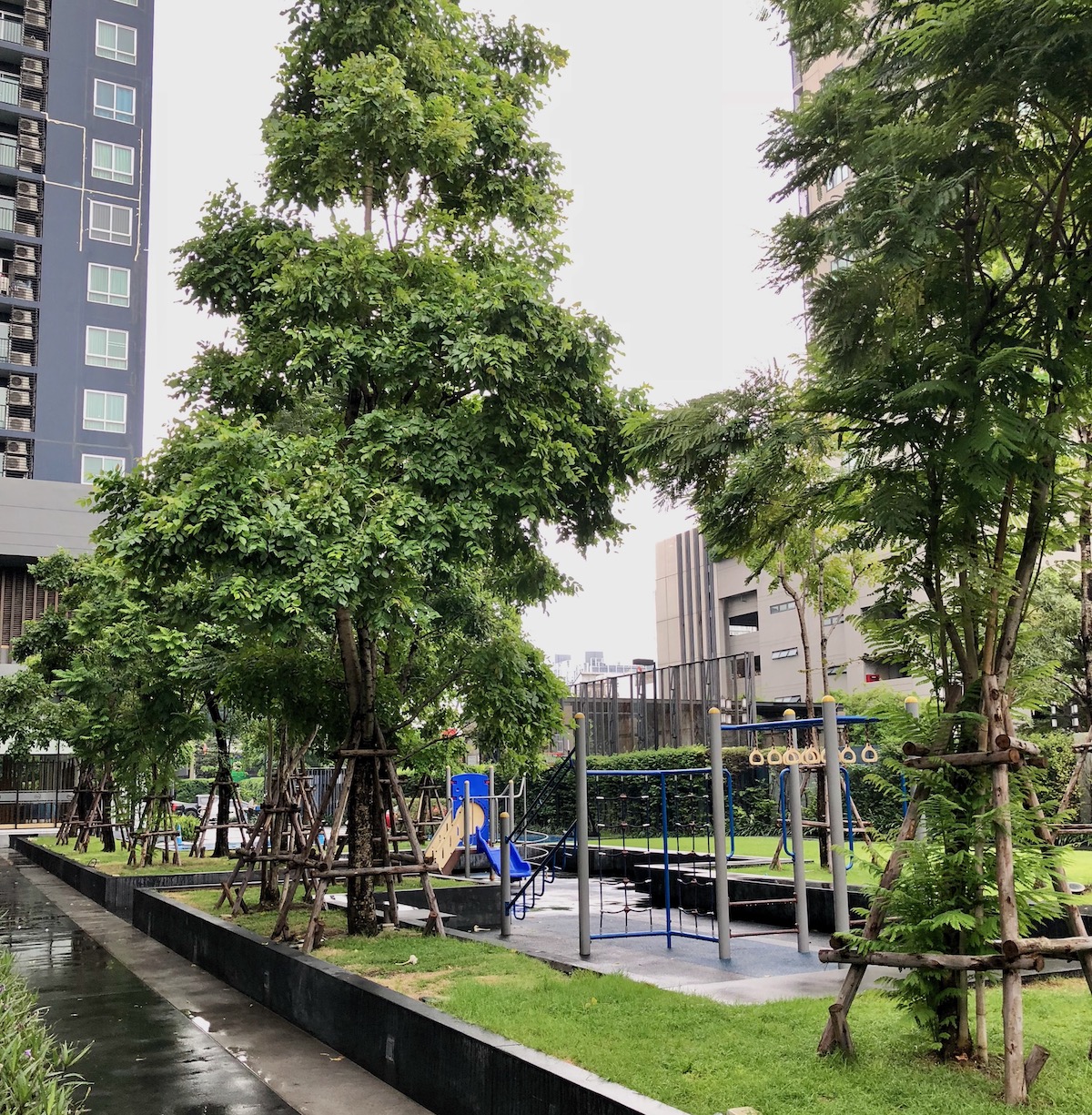 The 10 Best Neighborhoods For Expats in Bangkok | On Nut condo A park on greenery outside a condo in On Nut, Bangkok