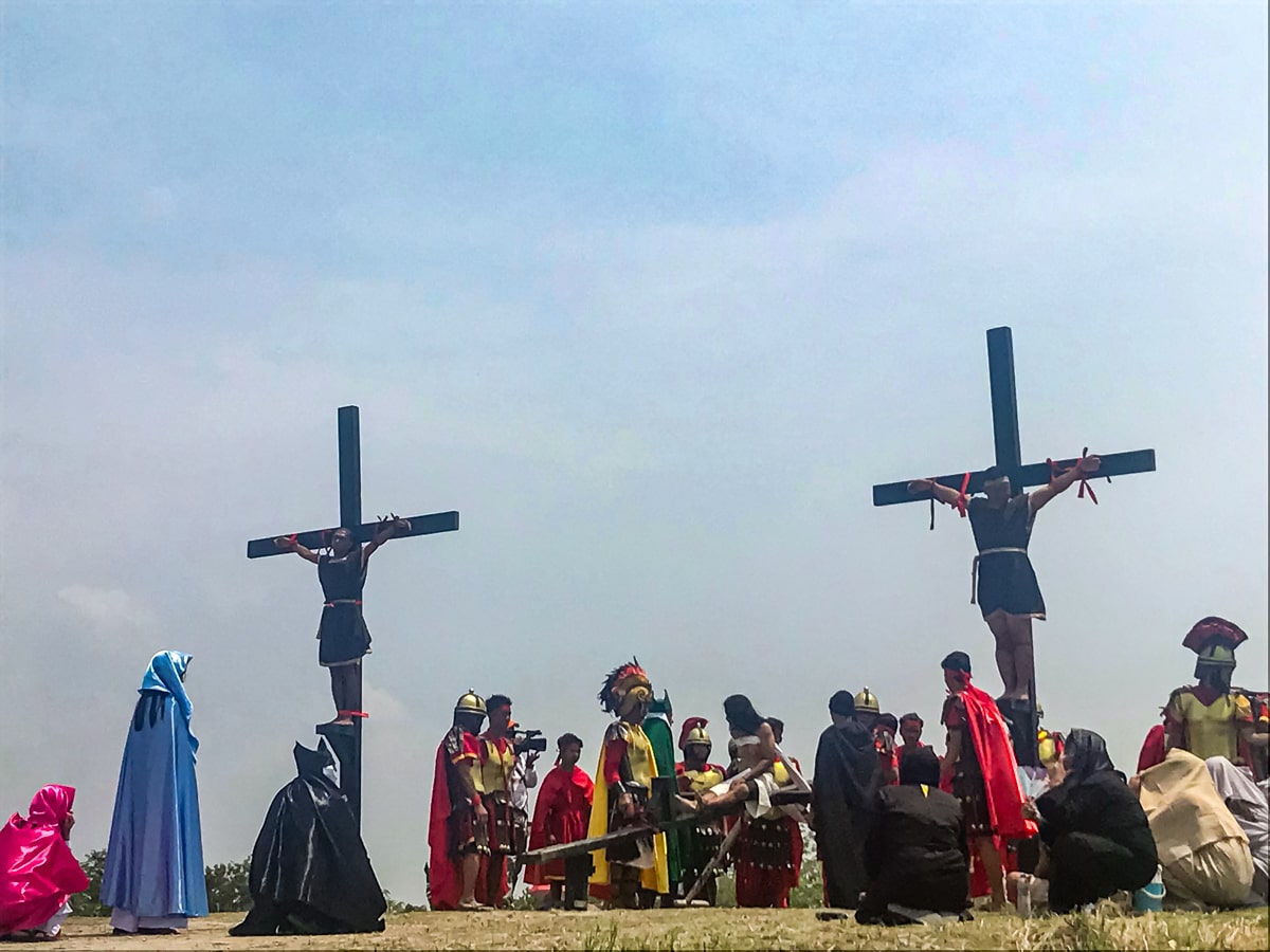 Crucifixion in the Philippines: My (Extreme) Easter Experience | cross being raised Philippines Two men on Cross in Pedro Cutud