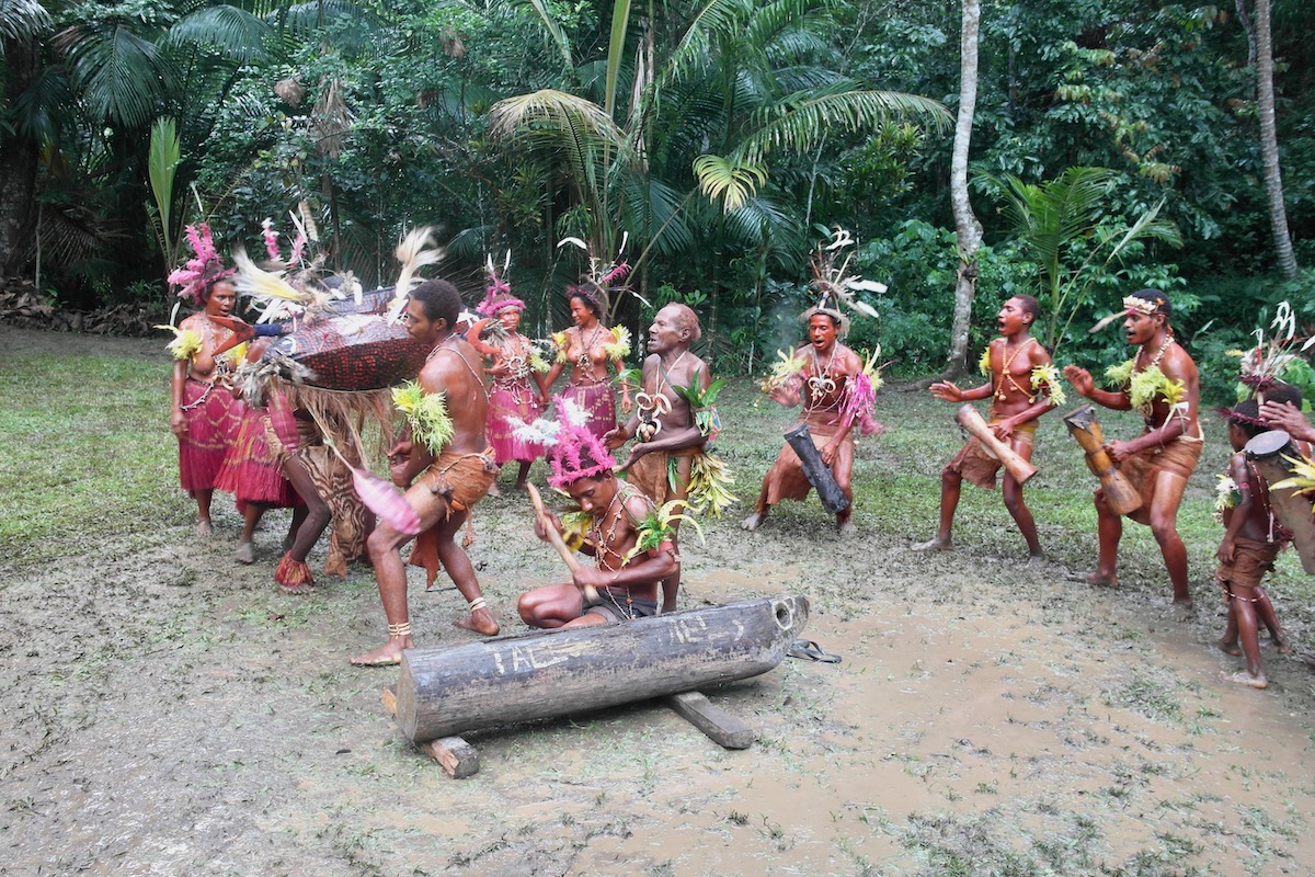 The Tribespeople of Papua New Guinea: A Detailed Guide | sing sing papua new guinea A Papua New Guinea tribe perform a traditional sing-sing dance in the rainforest